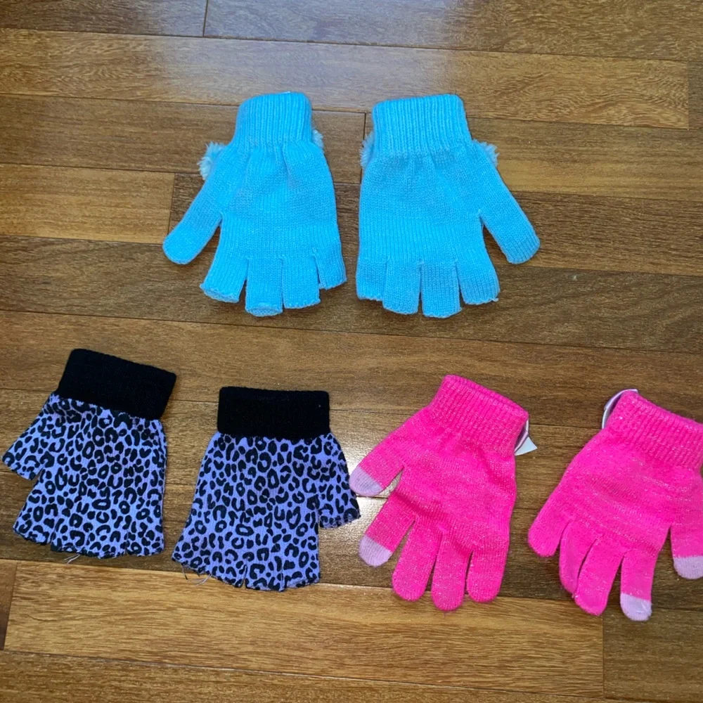 3 pair of girls gloves